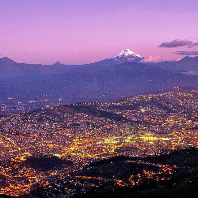 QUITO CON VISTA DEL COTOPAXIBy: @southamerica#Quito #Cotopaxi #ProvinciaDePichincha...