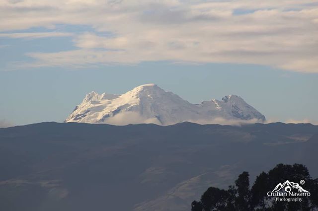 Quito, Ecuador Volcán Antisana mostrando su esplendoroso glaciar visto desde la ciudad de Quito 📸: @